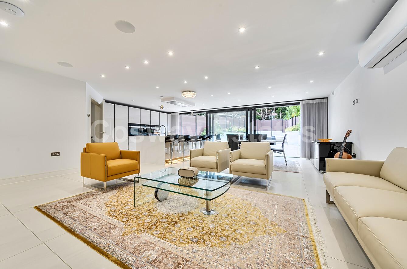 5 bed property in Reddings Close, Mill Hill, NW7, London